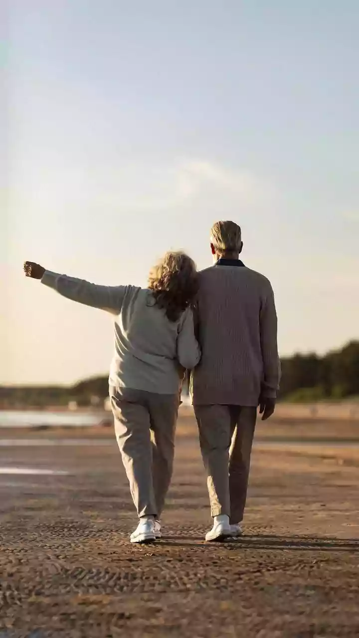 Mumbai Woman's Grandparents Experience Sea Shore For The First Time; Heartwarming Video Goes Viral