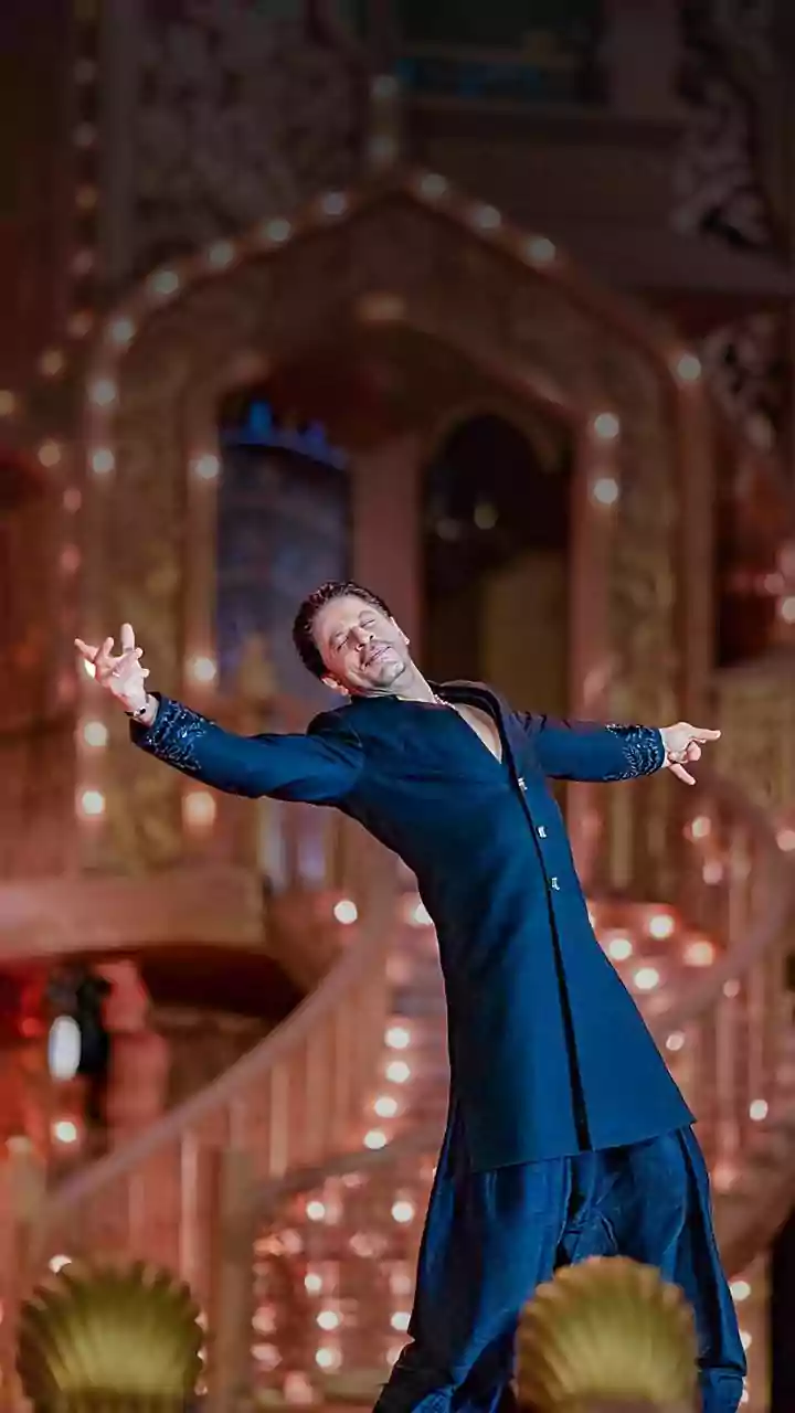 Chinese Man Dances To Shah Rukh Khan’s Aankhein Khuli On Dinner Outing With Friends: ‘Zinda Rehti Hai Mohabbatein’