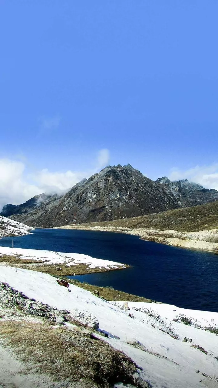 Heavy winter tourist rush in Sikkim; over 6,000 visit Nathula-Tsomgo in a day