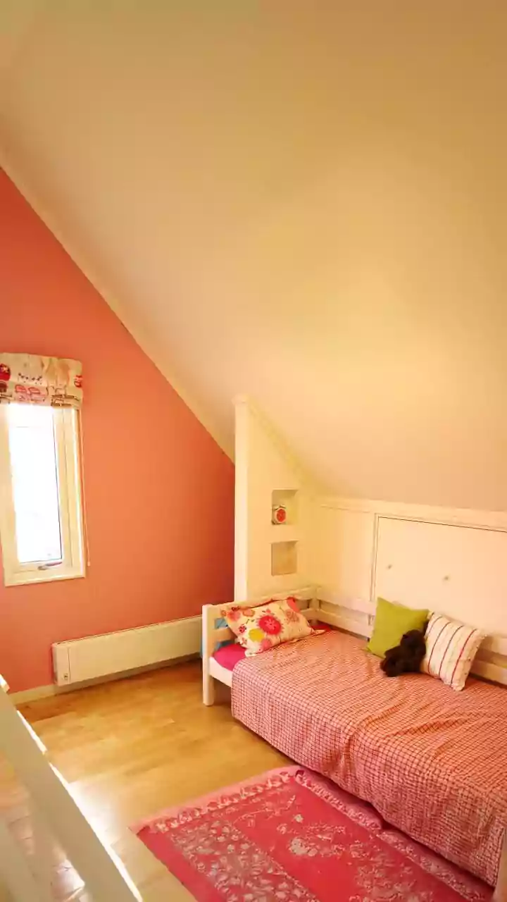 Inside Small Bedroom Furniture Layouts: Freeing Up Space Around Doorways