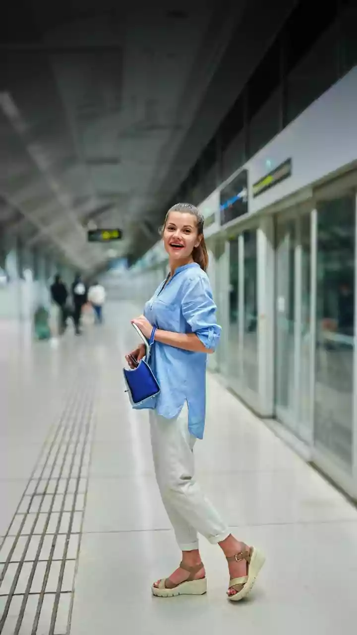 Mumbai Influencer Dresses As Air Hostess Inside Local Train For A Dare, Internet Says 'Bhai Thoda Hesitate Kar Liya Karo'