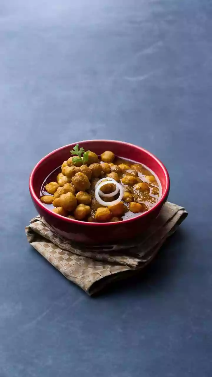 Why Raw Garnishes Can Undo an Otherwise Fresh Monsoon Meal