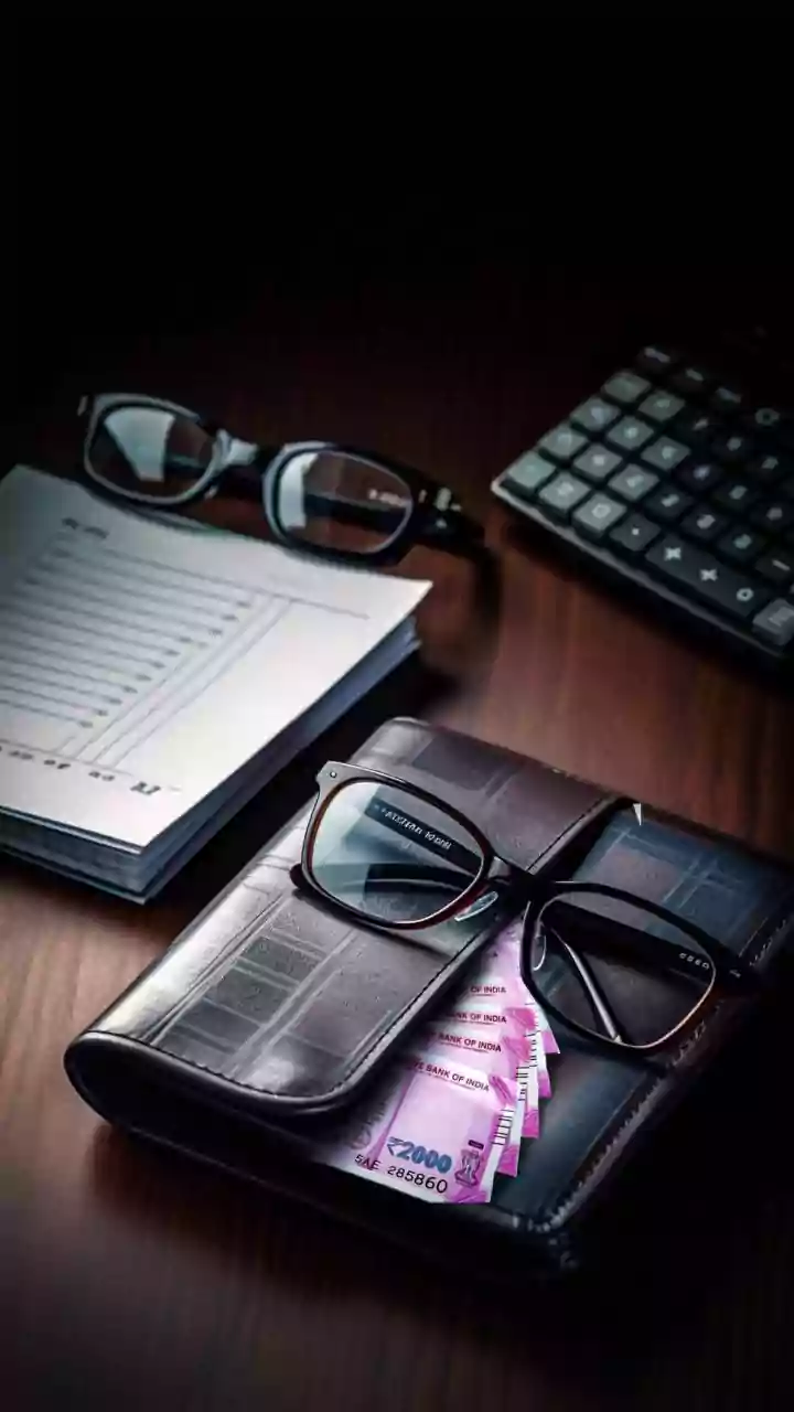 Rupee sees high volatility against US dollar in early trade