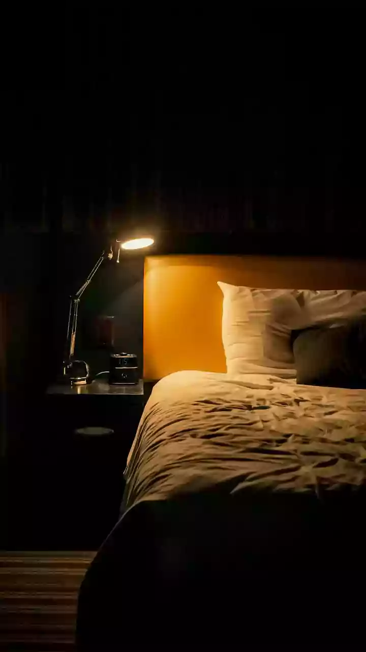 Dá para guardar sono? Dormir mais antes pode ajudar em uma noite curta