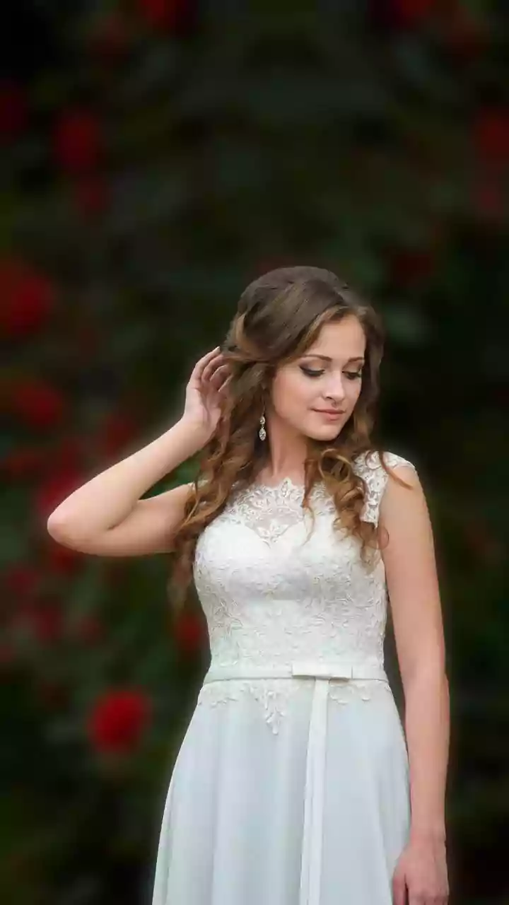 Styling Romantic Updos: Simple Steps for an Elegant Romantic Hair Updo