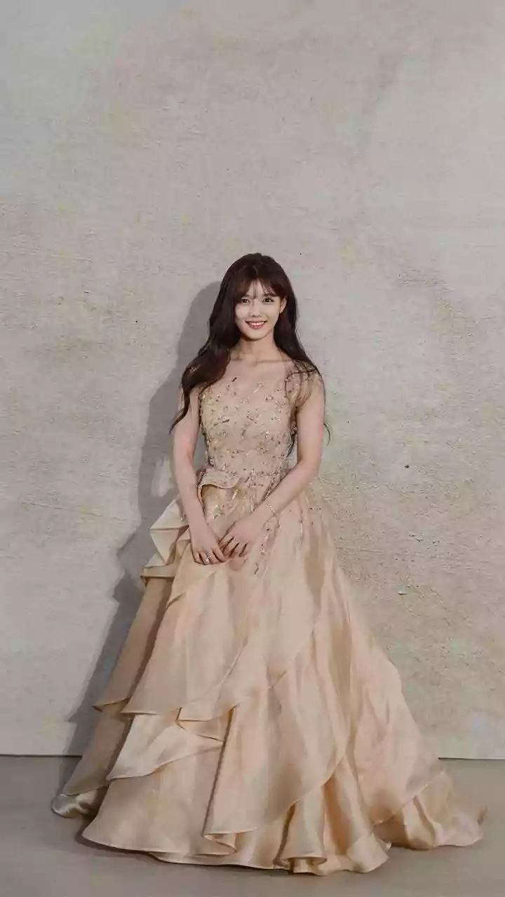 Gaya Baru Kim Yoo Jung, Tampil Berani dengan Rambut Blonde Berbagai Look untuk Pemotretan