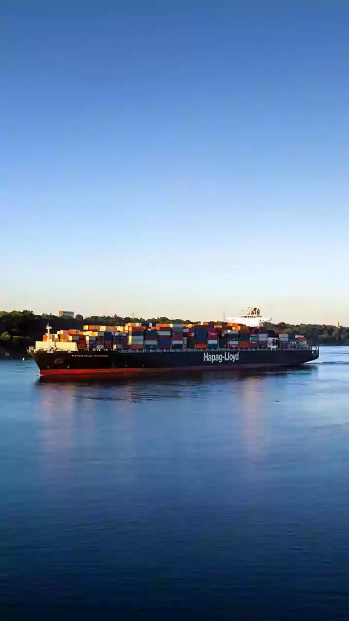 US Imposes 25% Tariff on Iran-Dealing Nations