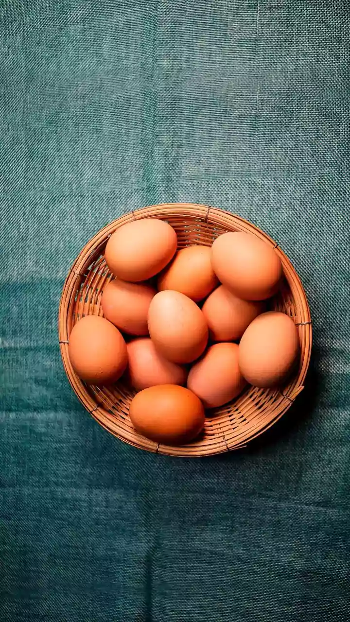 Aprendi isso aos 60 e poucos: Quase ninguém conhece a real diferença entre os ovos brancos e os marrons