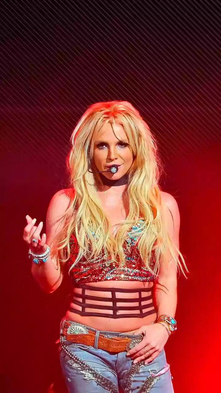 Fashion Trends: Gen Z's Pop Icons & Style Evolution