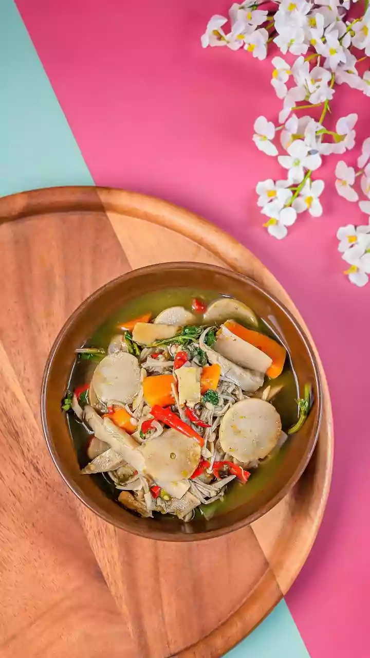 How simple zero-waste cooking methods convert leftover vegetable scraps into nutrient-dense broth for soups