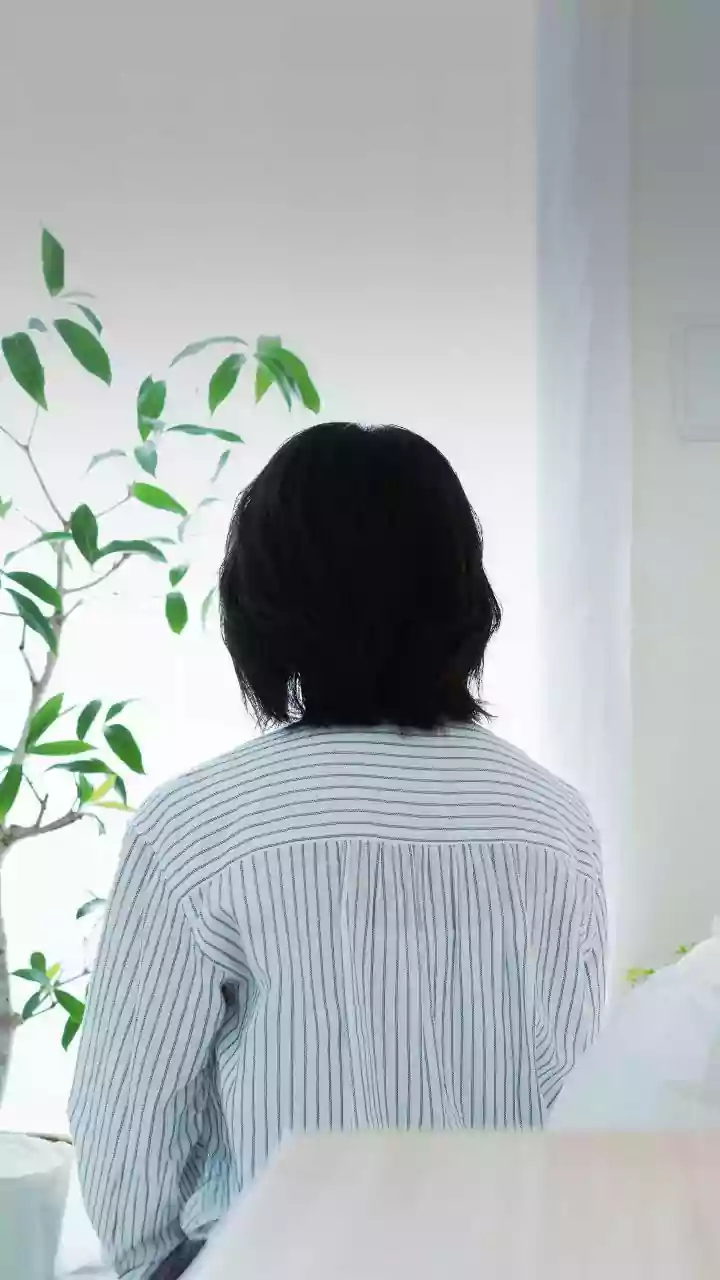 5 Subtle Signs Your Husband Might Be Unfaithful, According to a Therapist