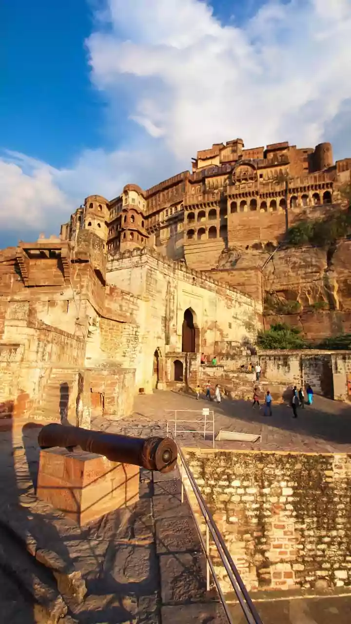 A Heritage Holiday Can Begin With India's Most Dramatic Fort Walls