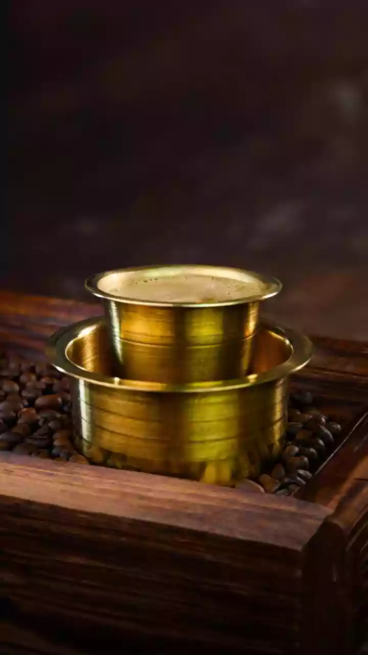 A Walking Coffee Shop? This Vendor’s Idea Is Winning Winter. Desis Say ‘Wear Mask Else One Sneeze & It Will Taste…’