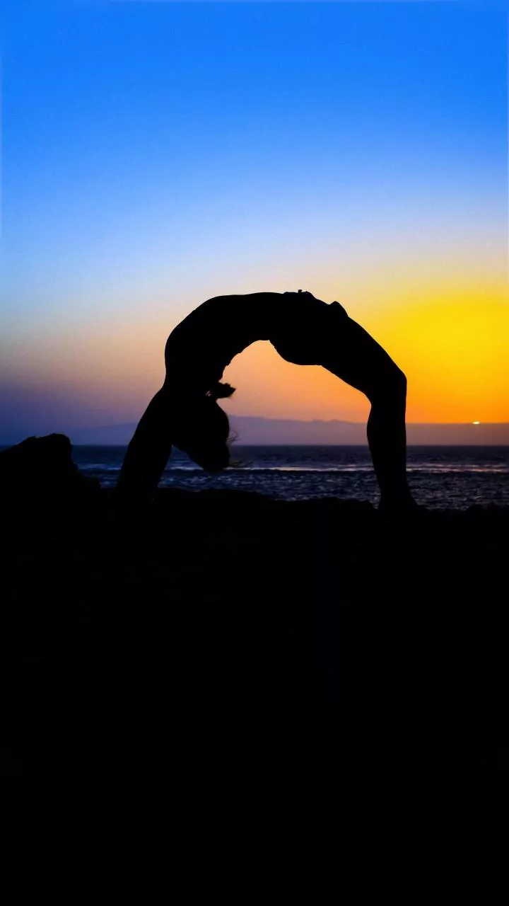 Young Professionals Unplug Before Work At Sunrise Yoga Jams