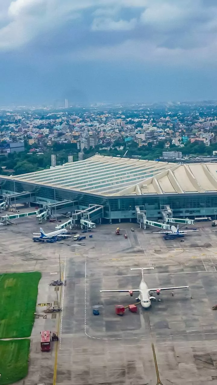 Dense fog slows down flights at Delhi airport