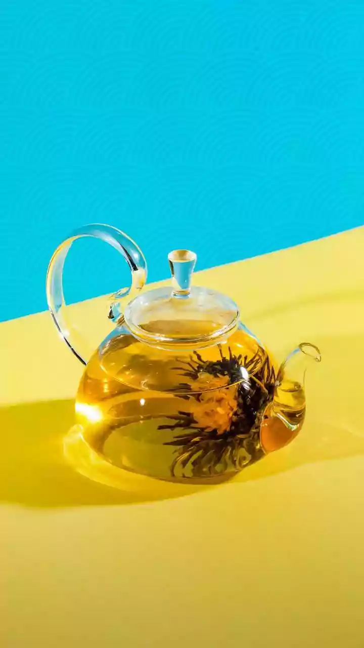 How Slow Steeped Cold Teas Use Natural Botanicals Over Artificial Syrups