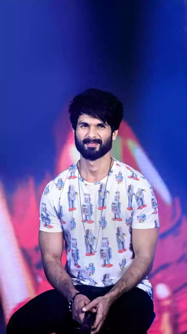 Shahid Kapoor Proves Why Fans Adore Him With This Heart Melting Moment