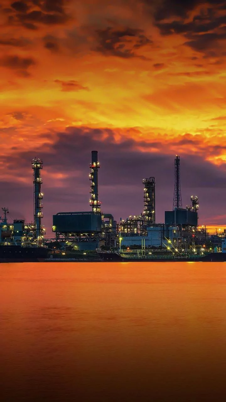 Bulgaria moves to prevent shutdown of its only oil refinery ahead of US sanctions