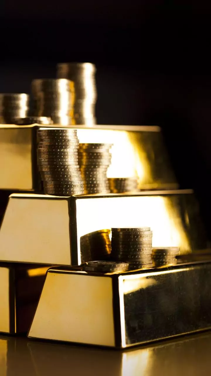 Gold prices dip in India as markets eye US updates