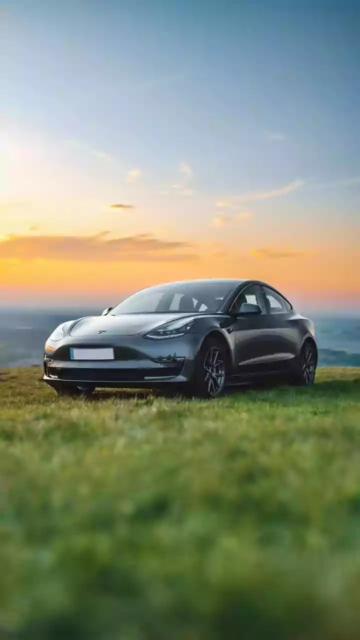 O novo serviço gratuito da Tesla que vai fazer você limpar o carro enquanto abastece