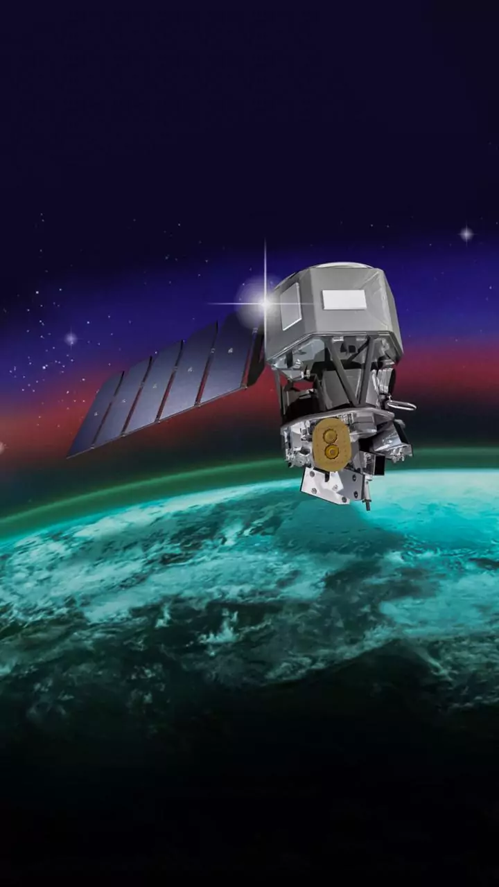How Webb Telescope Infrared Sensors Uncover Unprecedented Details About Distant Early Galaxies