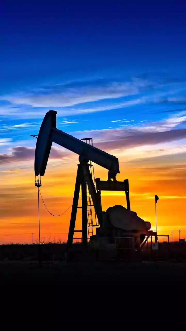 Oil prices steady near four-month high on Iran risks and weak dollar