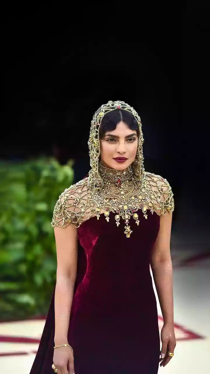 Golden Globes 2026: Priyanka Chopra & Lisa Sparkle!