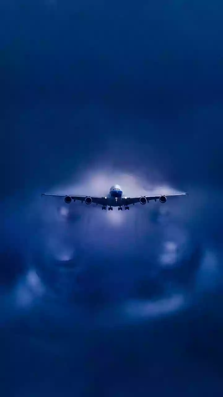 Sudden Plane Drops Explained: Turbulence, Emergency Descents And Control