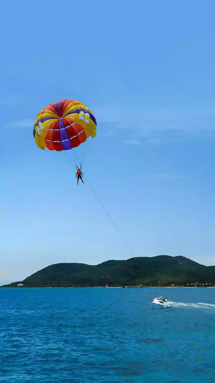 Parasailing v/s paddleboarding: Which helps you relax more?
