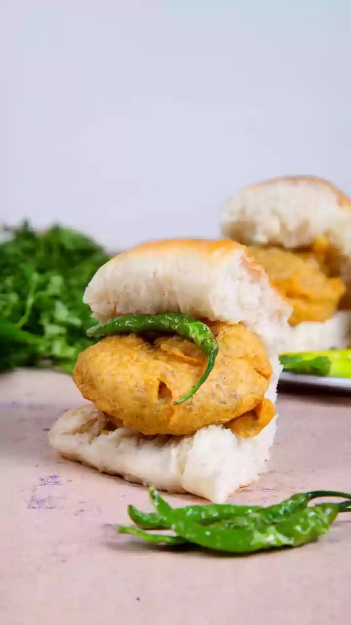 5 Must-Try Eateries for Street Food Aficionados Near Wankhede Stadium