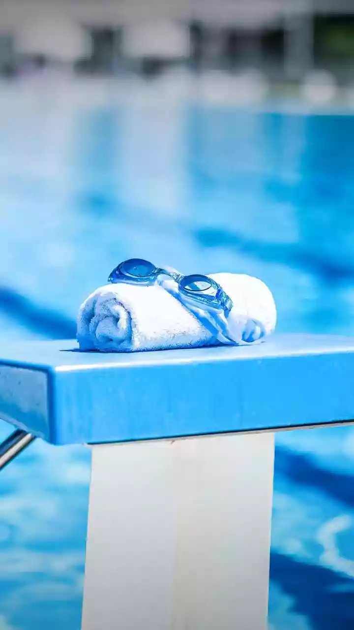 Dive Safely: 4 Essential Eye Protection Tips for Summer Swimmers