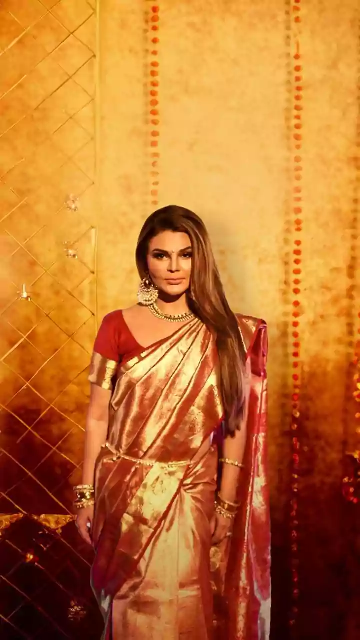'Jaya Ji Paps Ko Kuch Mat Bolo Warna...': Rakhi Sawant Comes With Blue Drum At An Event In Mumbai, Warns Jaya Bachchan - Watch Video