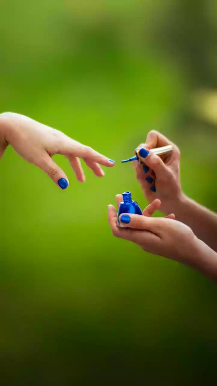 12 tendências de unhas azuis para apostar em 2026