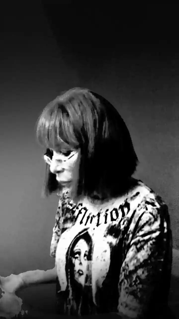 1970s Hairstyles Guide: Shag Cuts With Wispy Bangs