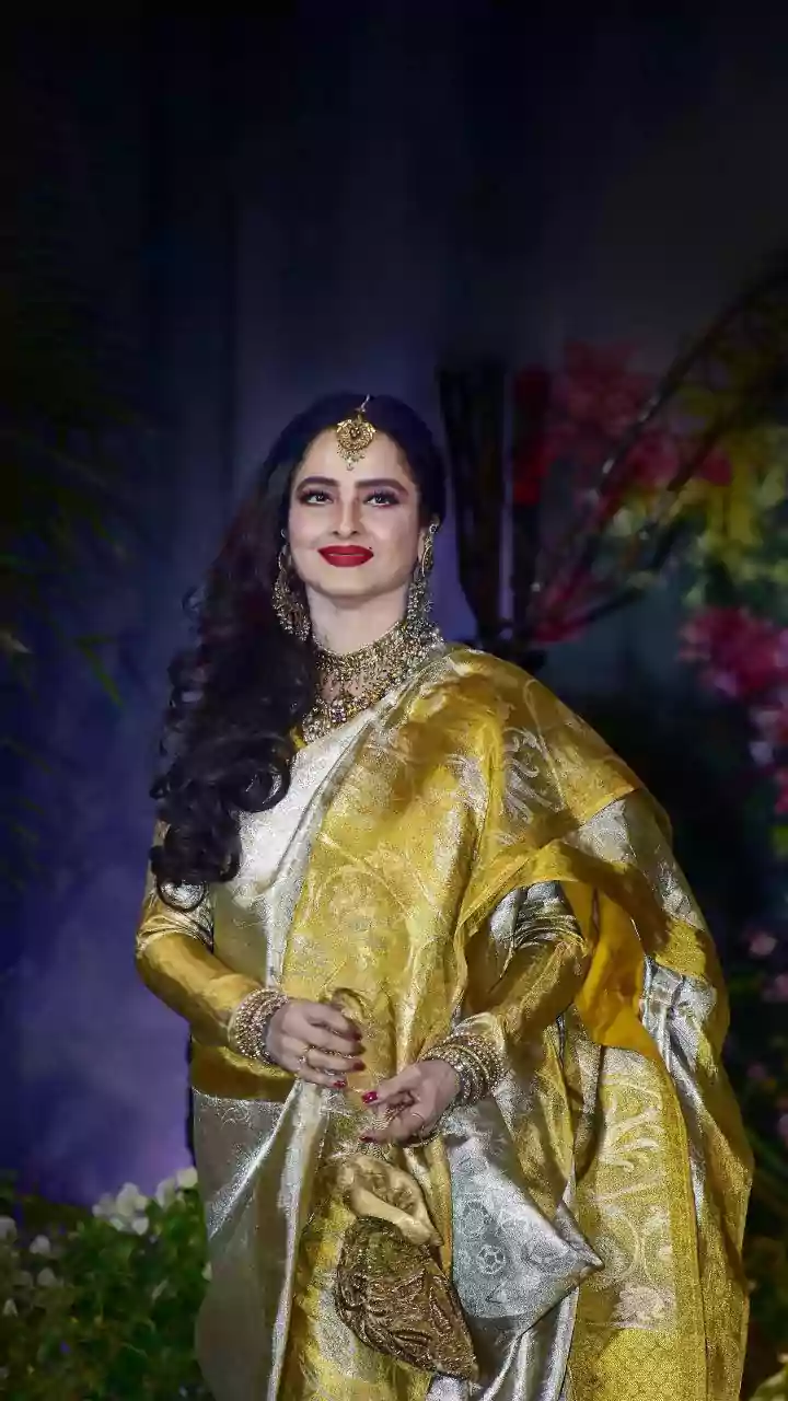 Rekha Brings Velvet Glam To Her Christmas 2025 Look; Dons Gold Jewellery & Pairs Outfit With 'Batwa'