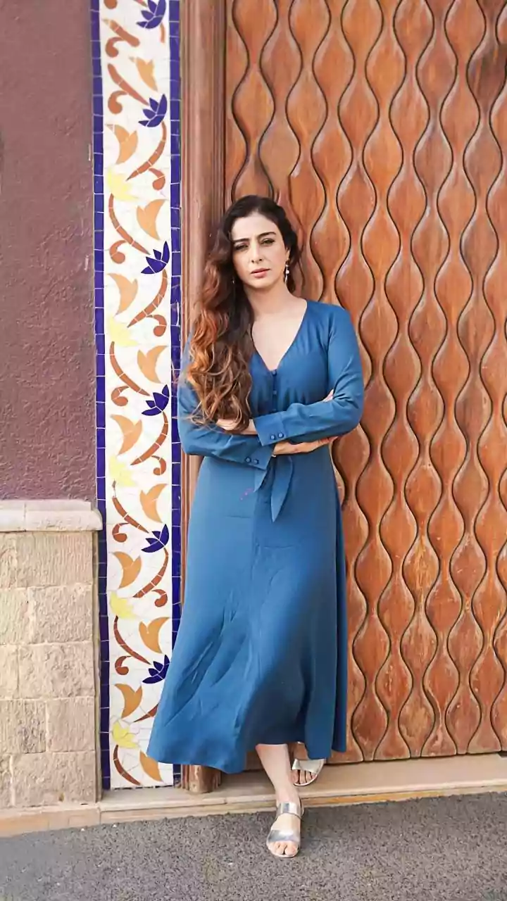 Tabu Breaks Down As She Comforts Zanai Bhosle At Asha Bhosle's Funeral In Mumbai, Emotional Video Goes Viral