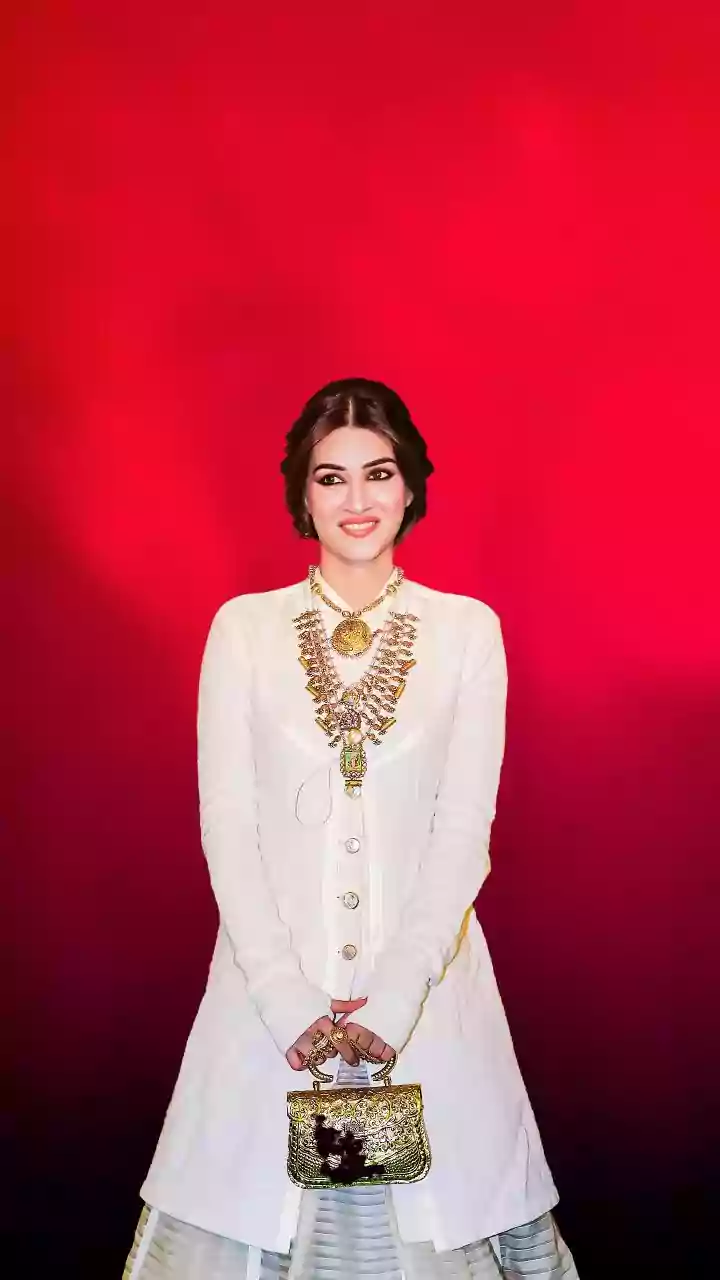 Kriti Sanon Steals Spotlight At Nupur–Stebin's Wedding Reception In Midnight-Blue Couture, Sings Along With Qawwali Singer Sagar Bhatia In Viral Vi...