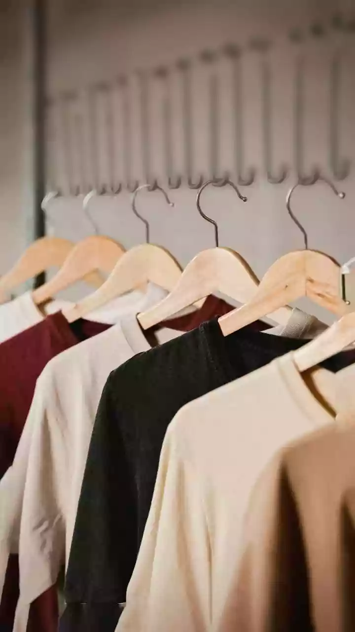 Baju Merah Maroon Cocok dengan Celana Warna Apa? Ini 10 Pilihannya