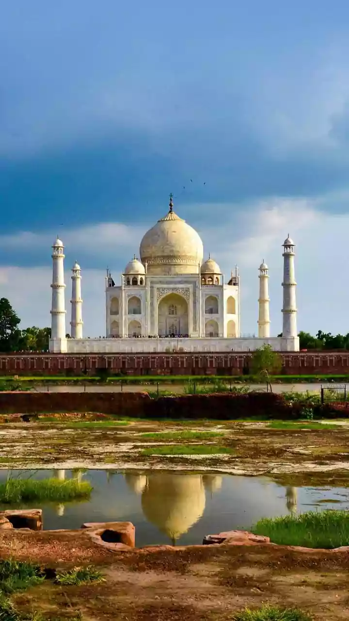 Taj Mahal Lost! As Pollution Chokes India, Agra's Iconic Attraction DISAPPEARS Behind Think Smog
