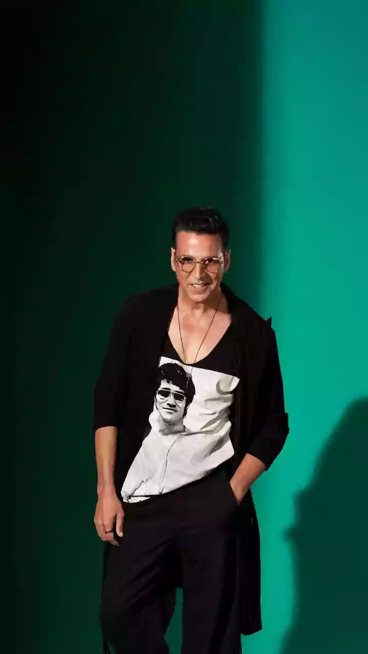 Star Power At BMC Polls: Akshay Kumar's Reply To Needy Female Fan Wins Hearts - WATCH