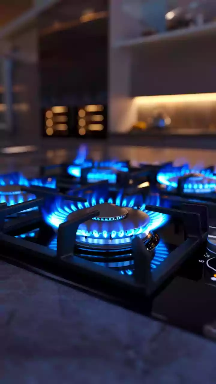 Delhi: Constable averts major disaster after gas cylinder catches fire in residential building