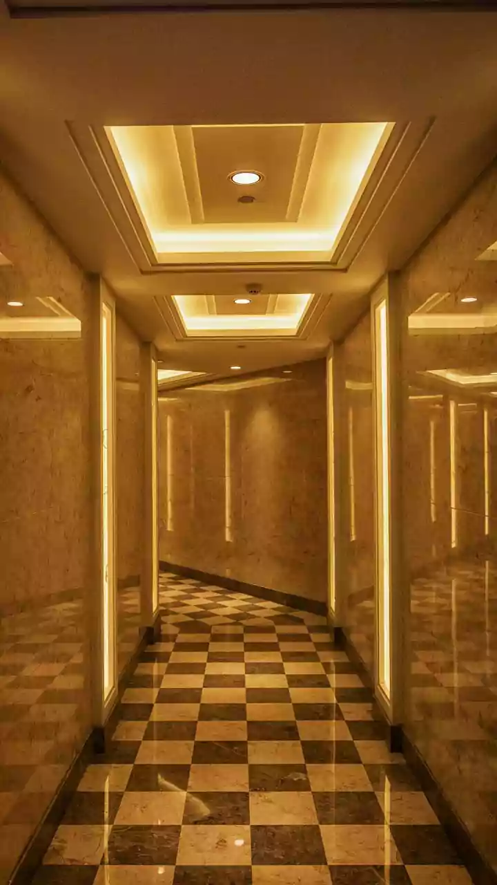 Heading towards the building lobby? Follow these etiquette rules