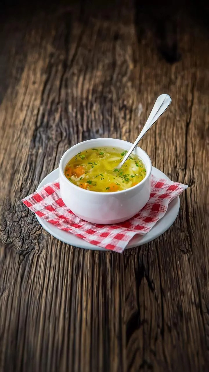 Esfriou? Aposte nesta sopa de legumes com frango e quinoa para aquecer nos dias frios