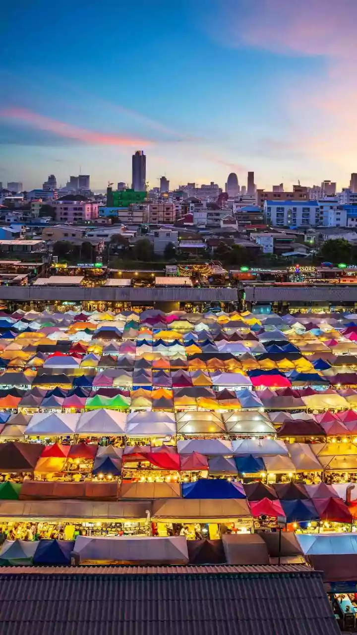 A Market Visit Needs a Route Back to the Hotel