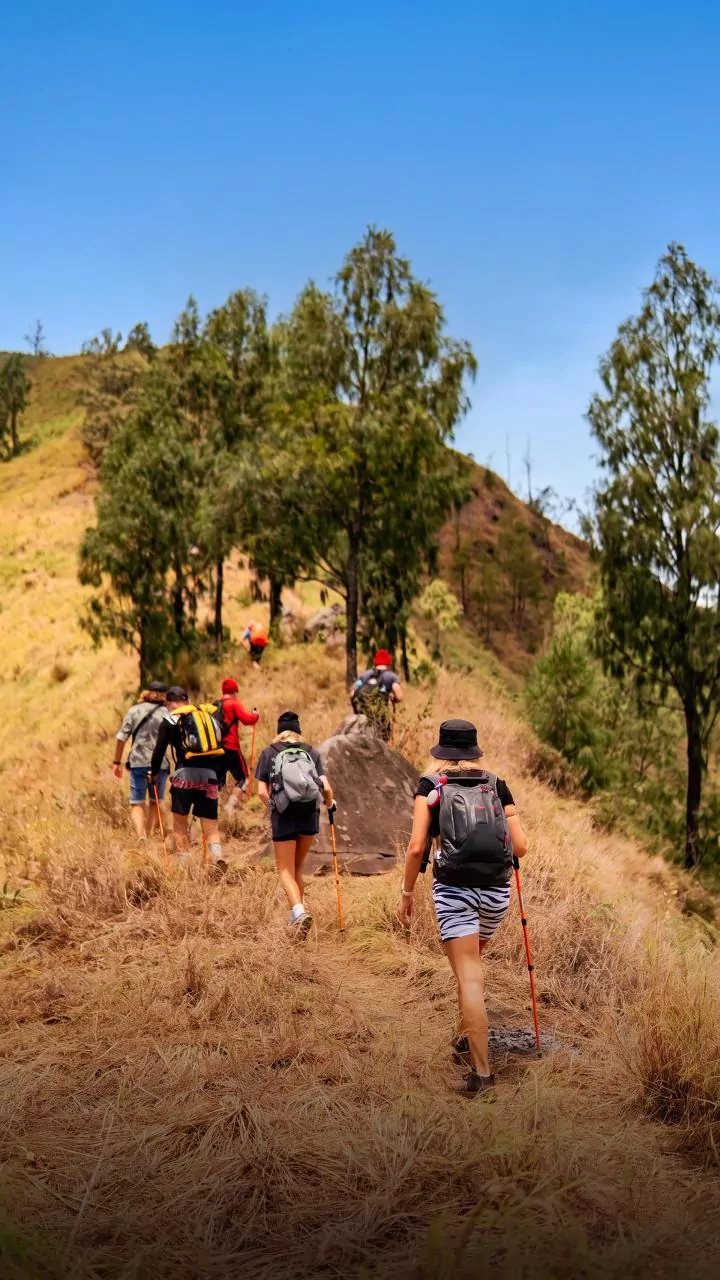 Por que os dedos incham em caminhadas longas? Entenda o que acontece com o corpo