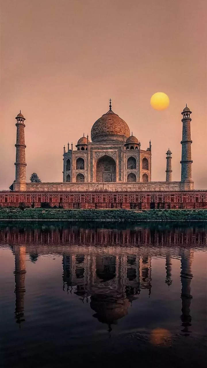 Golden hour shifts, skyline glow – Feb timing