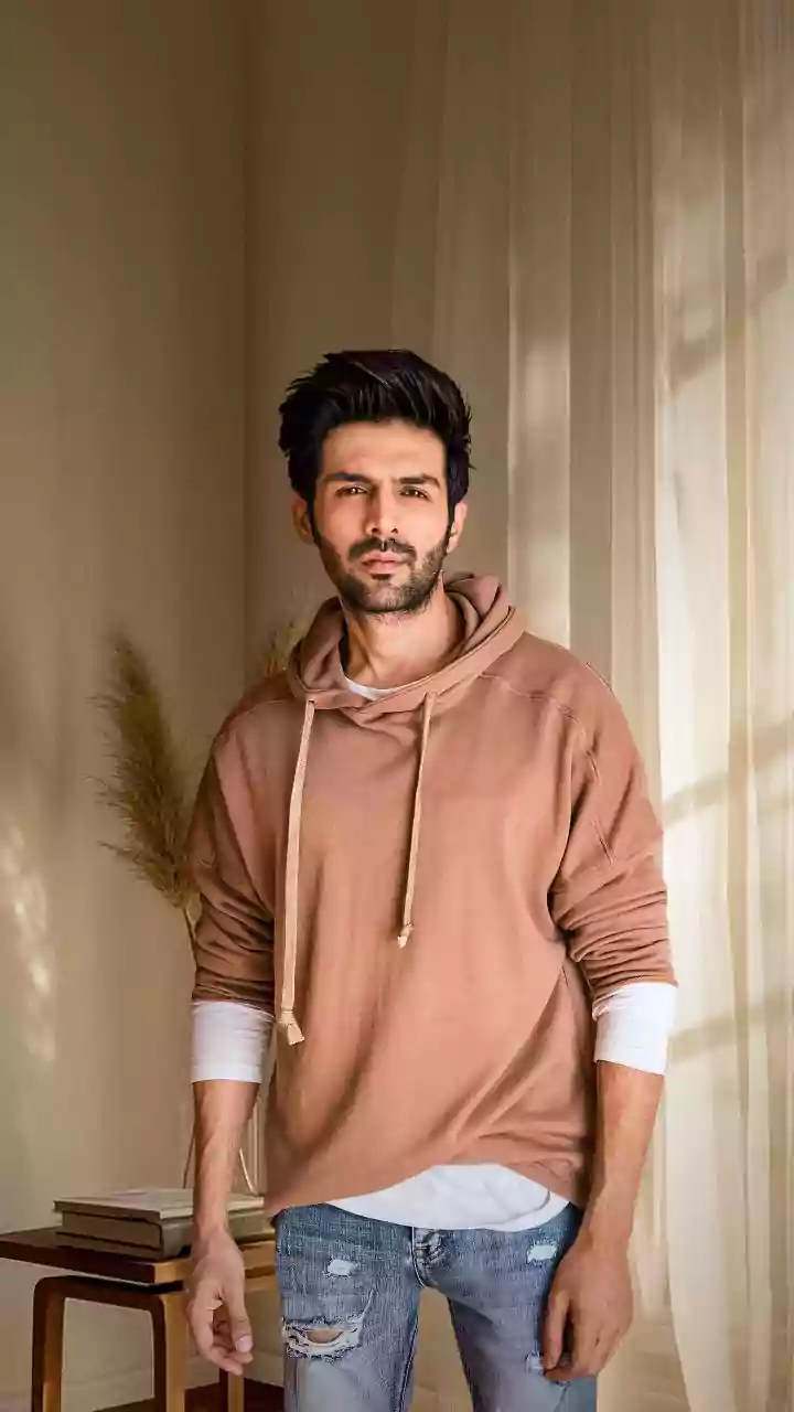 Kartik Aaryan's Profile On Dating App Goes Viral Amid Rumoured 18-Year-Old Girlfriend Row | WATCH