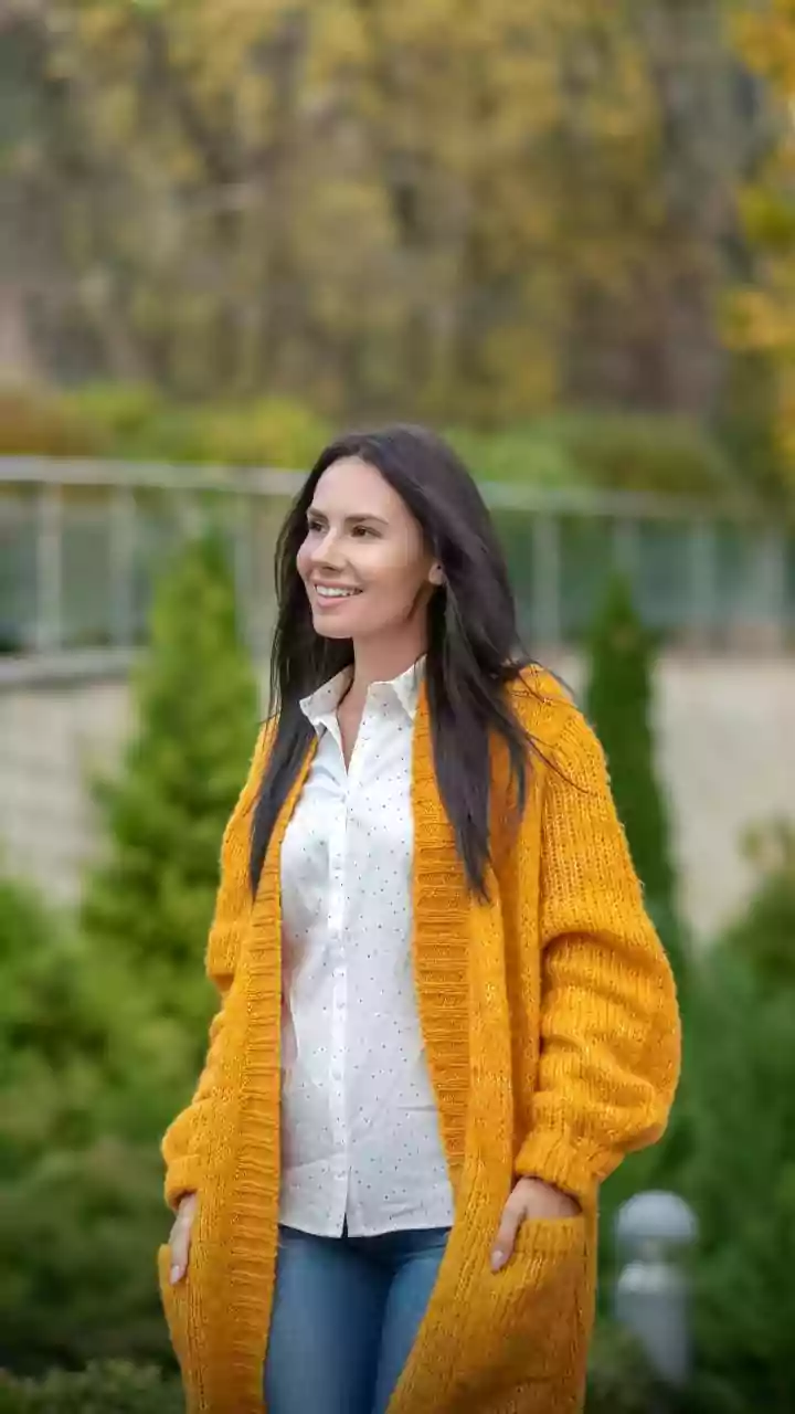 Ide Outfit Modis Pakai Cardigan Rajut Oversized