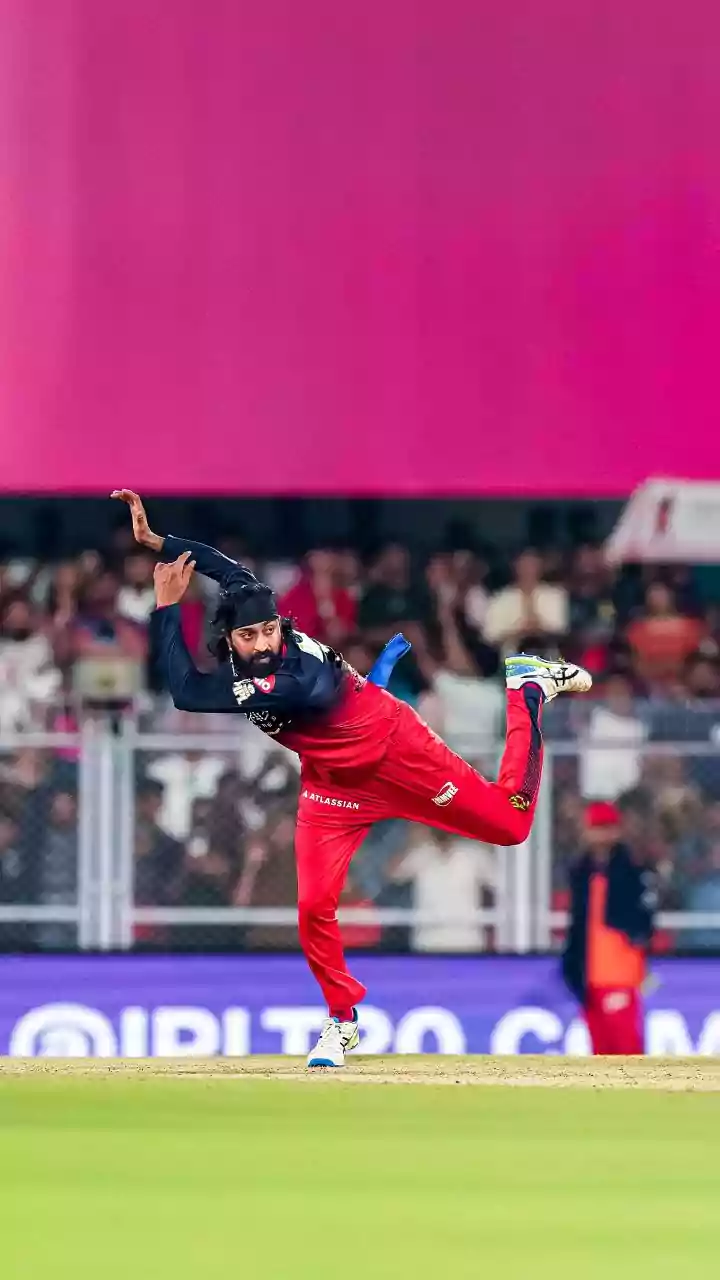 Krunal Pandya Becomes 3rd Indian To Score 1000 Runs And Take 100 Wickets In IPL