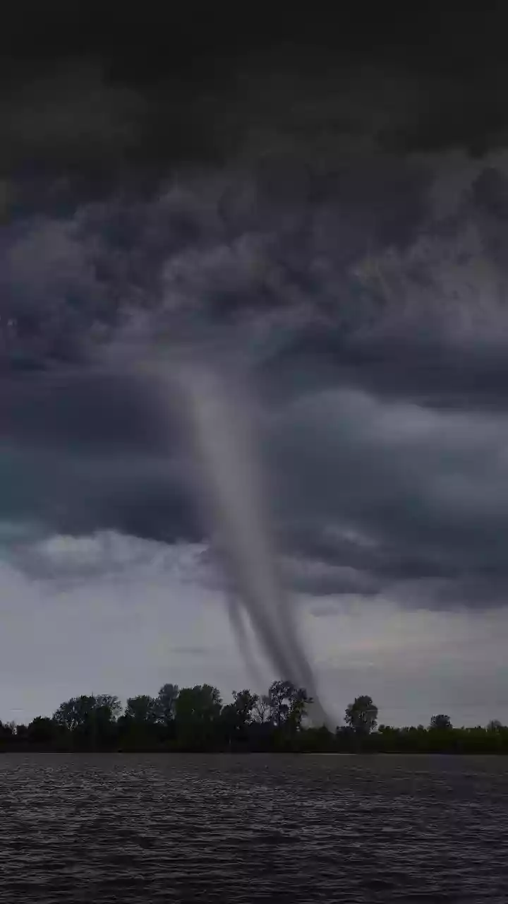 Dry Downdrafts From Storm Clouds Can Intensify Wildfire Behaviour